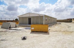 Instalação do edifício pré-fabricado para extração de petróleo na Líbia 